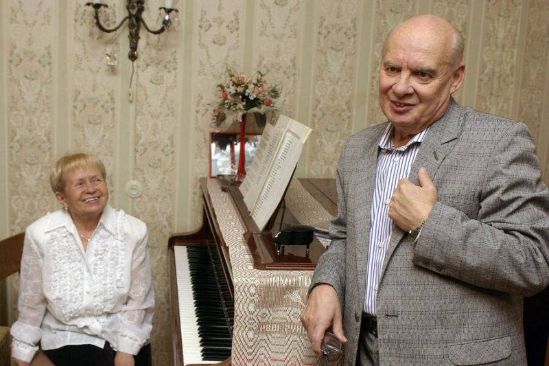 &laquo;Было очень трудно не потерять себя&raquo;. Умер поэт-песенник, муж Пахмутовой &mdash; Николай Добронравов