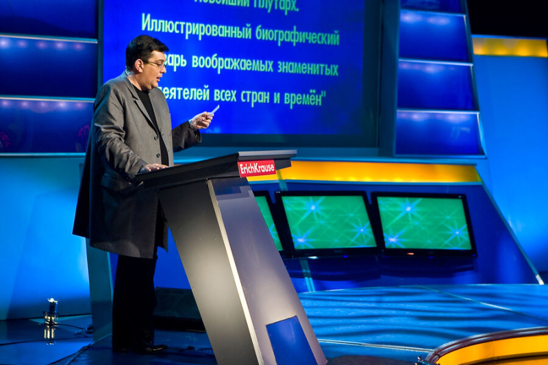 Ведущий Кулешов заявил, что мантии в «Своей игре» появились из-за бедности участников