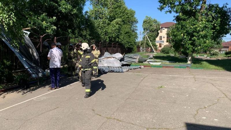 Ветер сорвал часть кровли школы в Краснодаре, есть пострадавшие