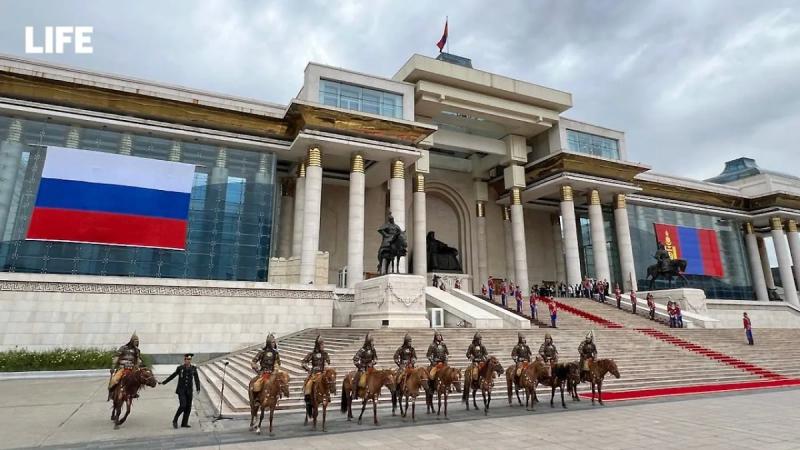 Life.ru снял пышную подготовку ко встрече Путина у Дворца правительства Монголии