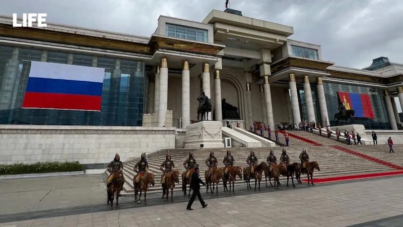 Life.ru снял пышную подготовку ко встрече Путина у Дворца правительства Монголии