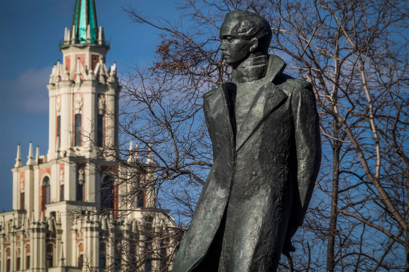 Поэт Михаил Лермонтов родился 210 лет назад