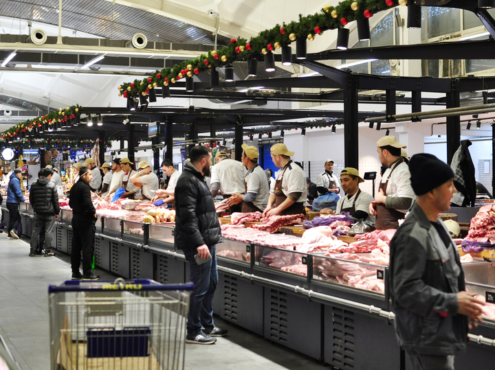 «Килограммами покупать не планируется»: сколько стоят продукты на московских рынках
