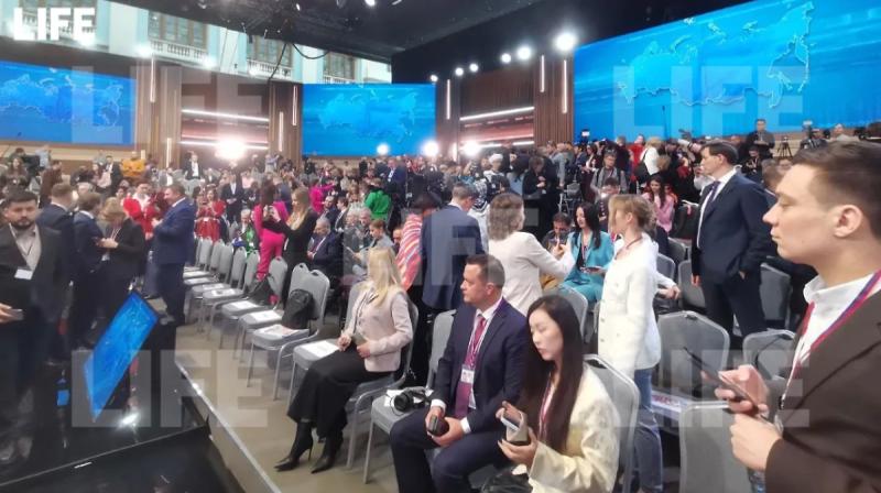 В Гостином дворе идут последние приготовления к прямой линии Путина