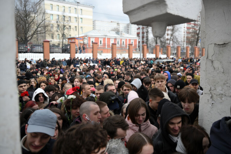 «То ли шмалью пахнет, то ли ладаном». В Москве простились с Пашей Техником