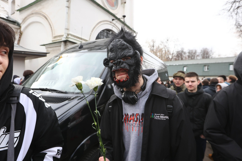 «То ли шмалью пахнет, то ли ладаном». В Москве простились с Пашей Техником