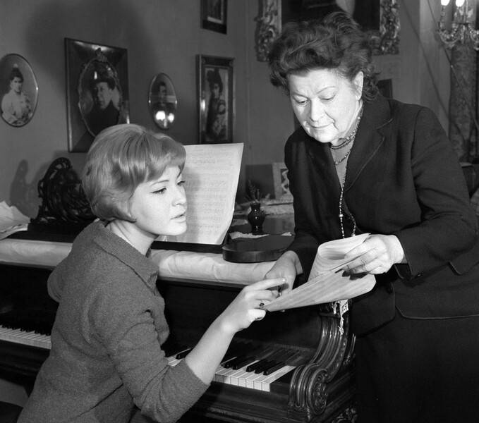 Роман с&nbsp;Таривердиевым, сын-мошенник и дочь-иноагент: как сложилась жизнь Людмилы Максаковой